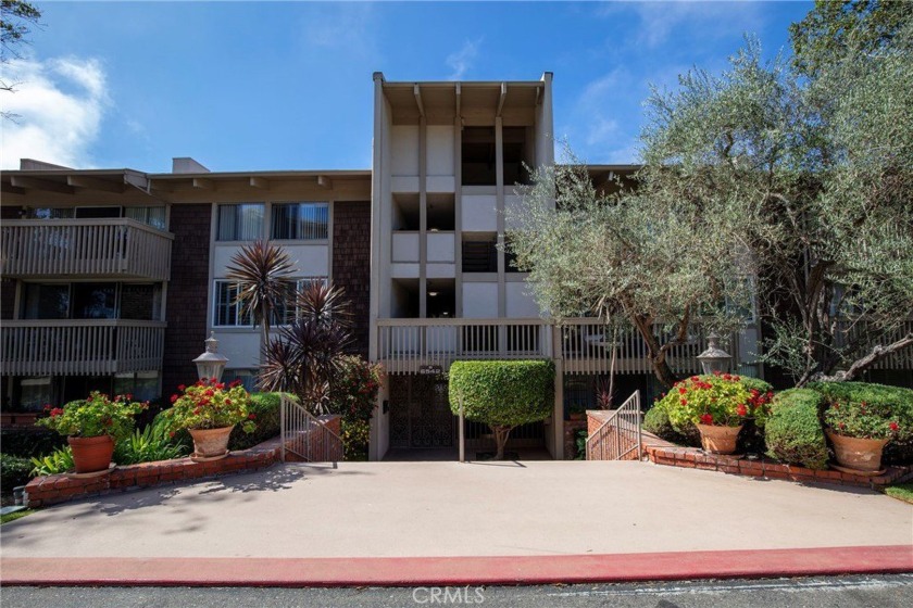 Wonderful Corner Unit Bathed in Sunshine:
Enjoy the Ocean and - Beach Condo for sale in Rancho Palos Verdes, California on Beachhouse.com