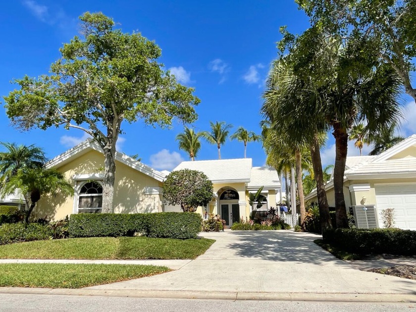 DESIGNER TOUCHES THROUGHOUT.  BEAUTIFUL ONE STORY ''DIVOSTA'' - Beach Home for sale in West Palm Beach, Florida on Beachhouse.com