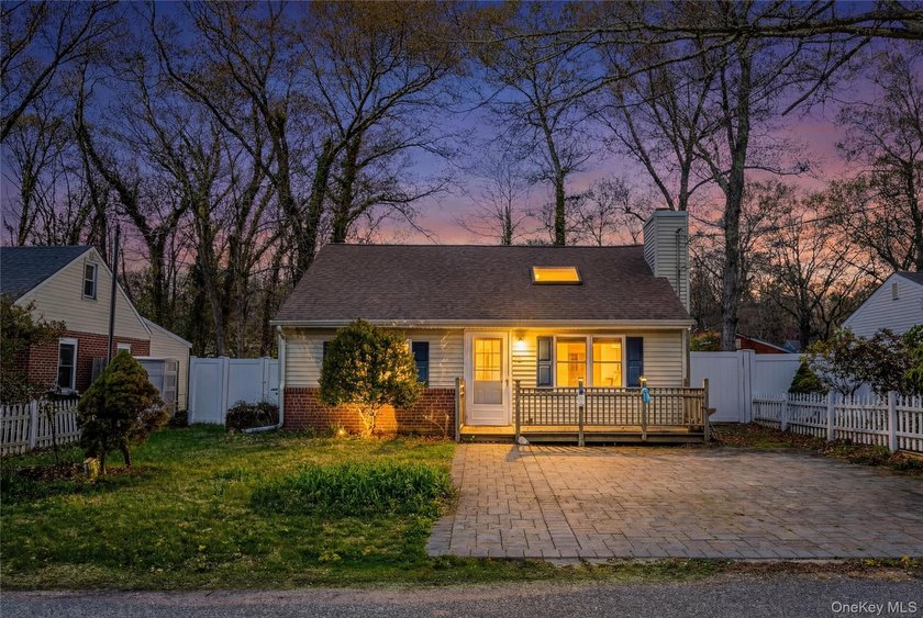 Great opportunity in the heart of Ridge! Perfect for first-time - Beach Home for sale in Ridge, New York on Beachhouse.com