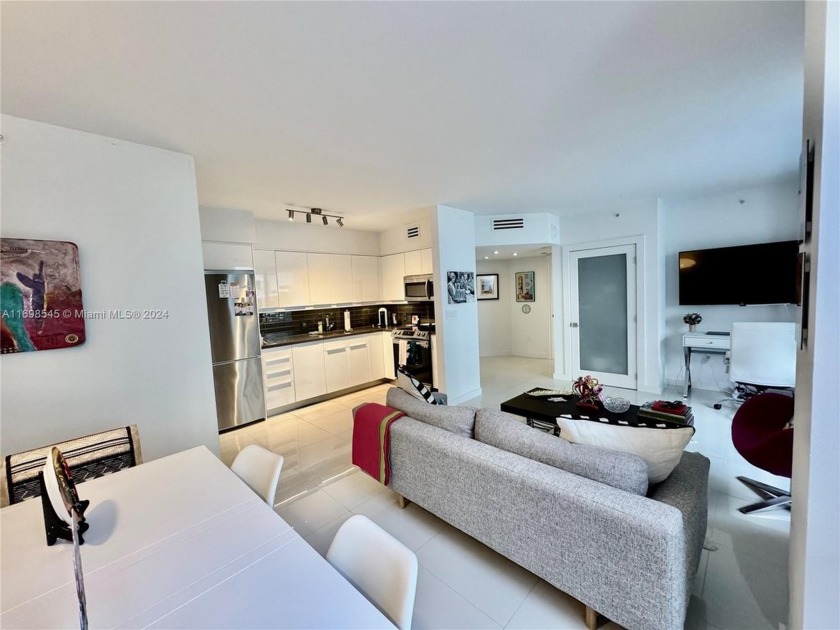 Impeccably renovated 1/1 at the Waverly w/modern kitchen - Beach Condo for sale in Miami Beach, Florida on Beachhouse.com