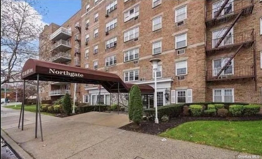 Welcome to this spacious well maintained condo in Howard Beach - Beach Condo for sale in Howard Beach, New York on Beachhouse.com