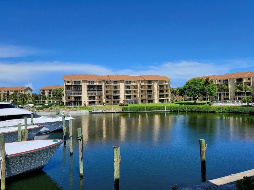 This beautiful condo has been renovated with a clean and bright - Beach Condo for sale in Jupiter, Florida on Beachhouse.com