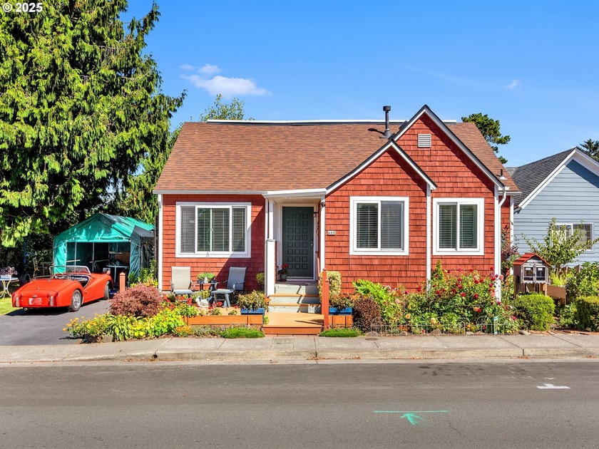 Beautiful older home just a five miunte walk to the beach and - Beach Home for sale in Seaside, Oregon on Beachhouse.com