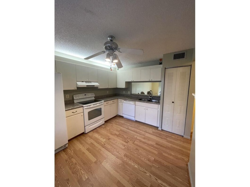 SPACIOUS CONDO LOCATED ON THE FIRST FLOOR WITH AN EAT-IN KITCHEN - Beach Condo for sale in Lake Worth, Florida on Beachhouse.com