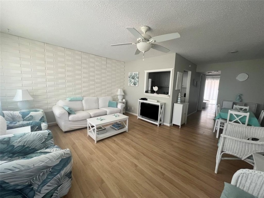 CUTE AS A BUTTON! CHARMING SECOND FLOOR 1 BEDROOM, 1 BATH CONDO - Beach Condo for sale in Deerfield Beach, Florida on Beachhouse.com