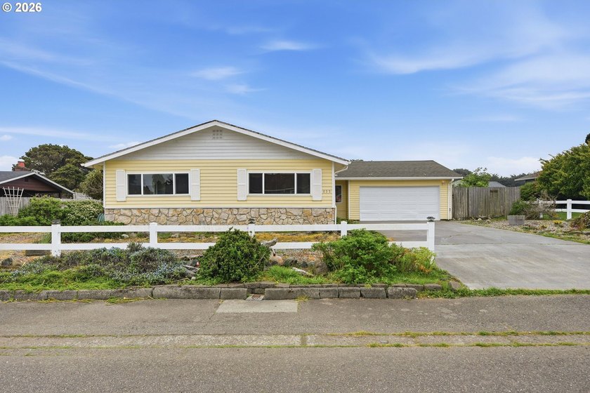 Located in the heart of Bandon and just a short stroll to the - Beach Home for sale in Bandon, Oregon on Beachhouse.com