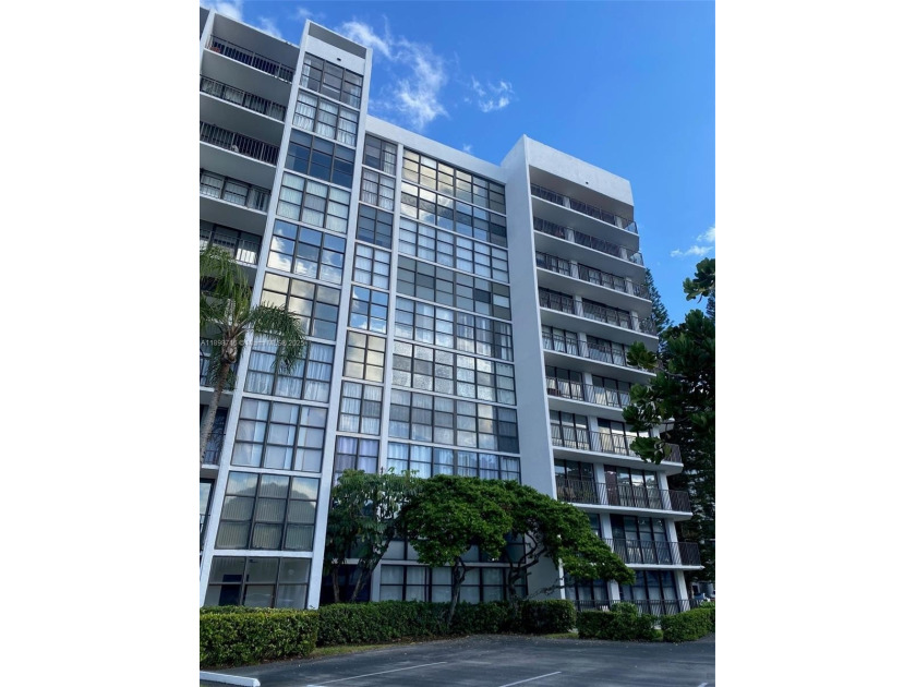 Nice unit in the heart of three island at Oceanview Park - Beach Condo for sale in Hallandale Beach, Florida on Beachhouse.com