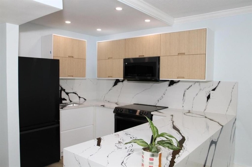 Move into this beautifully upscale renovated condo! Open kitchen - Beach Condo for sale in Pompano Beach, Florida on Beachhouse.com