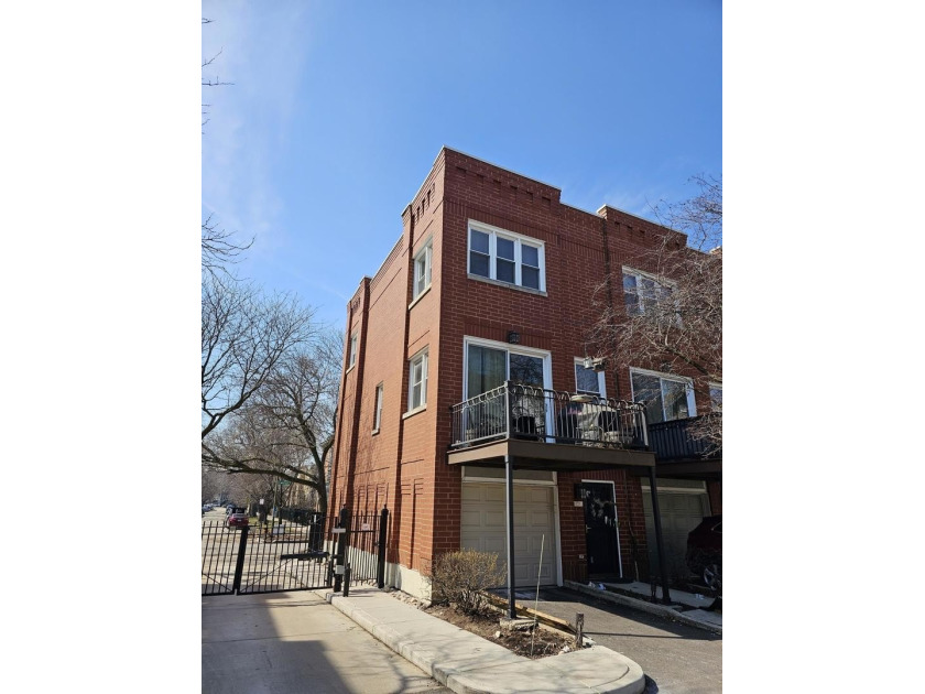 Rarely available 3 bedroom, 2 bath corner townhouse in the gated - Beach Condo for sale in Chicago, Illinois on Beachhouse.com