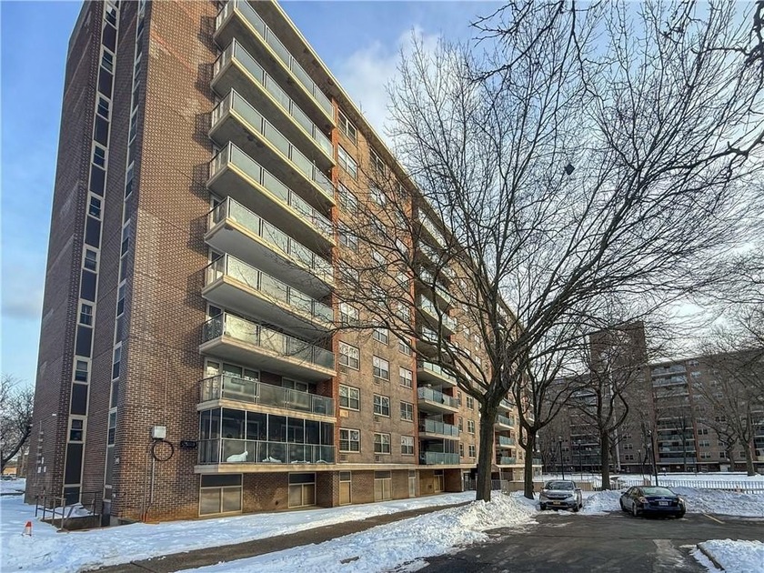 Bright and sunny top-floor condo with eastern exposure on the - Beach Condo for sale in Brooklyn, New York on Beachhouse.com