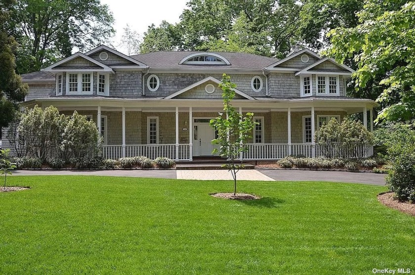 Exquisite center hall colonial featuring 5 BR's & 5.5 bths. A - Beach Home for sale in Manhasset, New York on Beachhouse.com