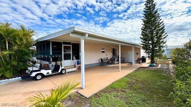 This stunning manufactured home boasts 2 bedrooms and 2 - Beach Home for sale in North Fort Myers, Florida on Beachhouse.com