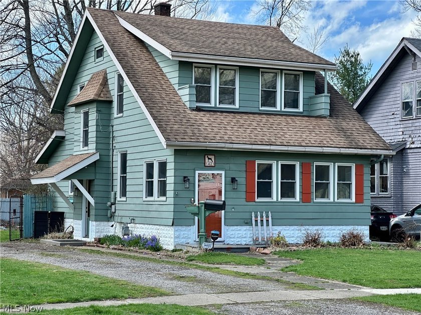 Welcome to 1421 Ohio Ave - a character-filled home offering a - Beach Home for sale in Ashtabula, Ohio on Beachhouse.com