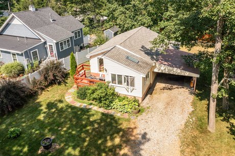 Fully furnished & turn-key! 
This 2bd 1ba home has a lot to - Beach Home for sale in York, Maine on Beachhouse.com