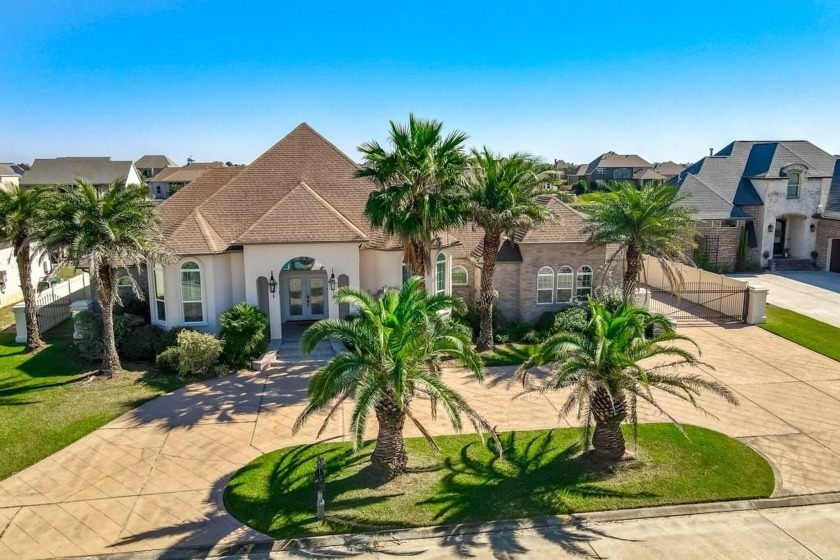 Beautiful home in Clipper Estates.  Oversized lot with - Beach Home for sale in Slidell, Louisiana on Beachhouse.com