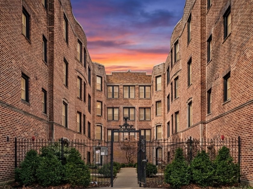 This incredibly perfect 2 Bed/1 Bath is a hard-to-find gem that - Beach Condo for sale in Evanston, Illinois on Beachhouse.com