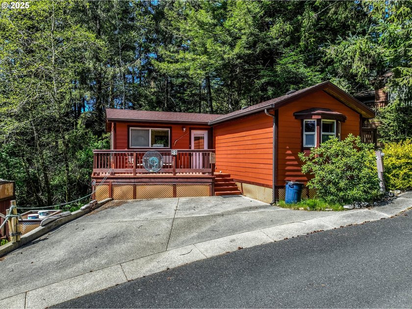 Turnkey coastal retreat in Whaleshead Beach Resort. Fully - Beach Home for sale in Brookings, Oregon on Beachhouse.com
