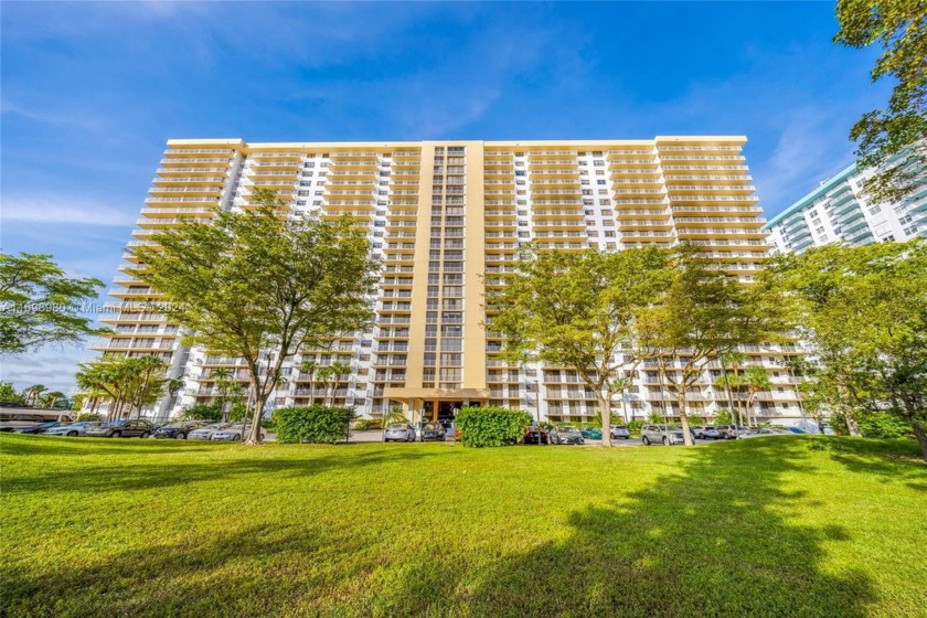 This is a great opportunity to invest or live in a very nice and - Beach Condo for sale in Sunny Isles Beach, Florida on Beachhouse.com