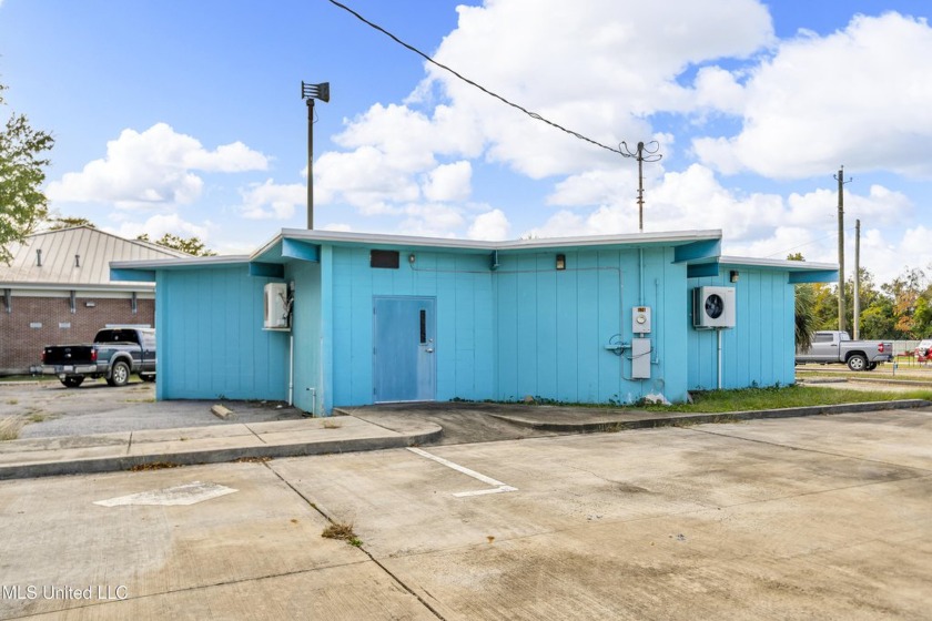 Discover an exciting business opportunity in Biloxi! This prime - Beach Commercial for sale in Biloxi, Mississippi on Beachhouse.com