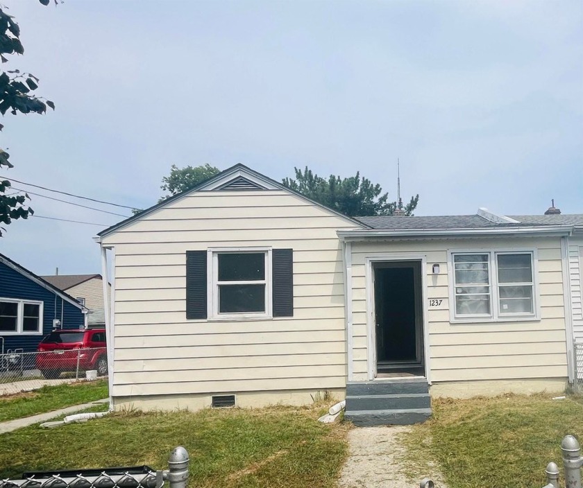 Charming 3 Bedroom and 1 Bath Rancher. Located in a quiet area - Beach Home for sale in Atlantic City, New Jersey on Beachhouse.com
