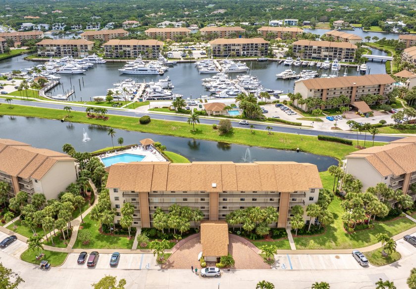 Beautiful 2 Bedroom, 2 Bath with bonus space. This light & - Beach Condo for sale in Jupiter, Florida on Beachhouse.com