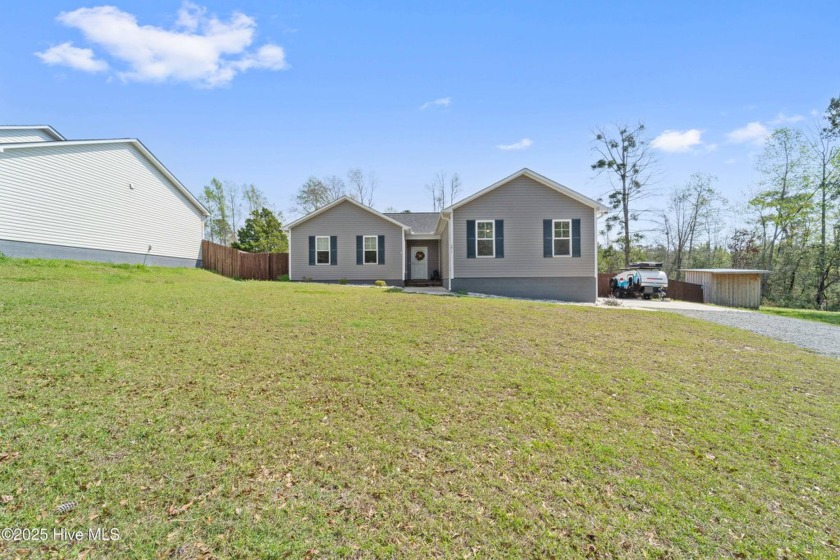 This well-maintained home, built in 2022, offers the perfect - Beach Home for sale in Hubert, North Carolina on Beachhouse.com