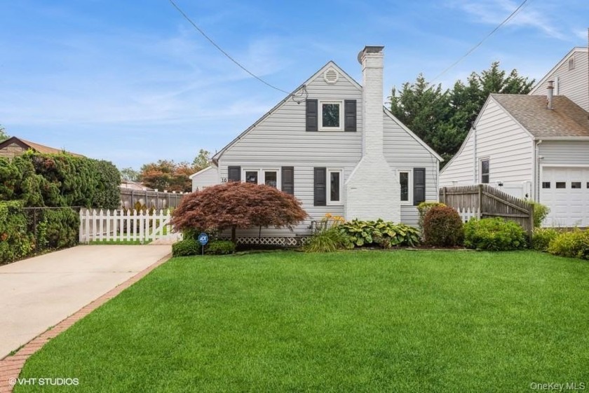Lovely single-family Cape Cod in the Frederick Shores section - Beach Home for sale in Babylon, New York on Beachhouse.com