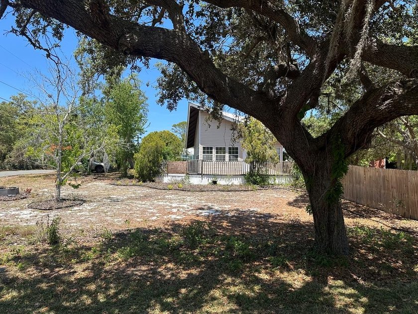 What a great opportunity to get your hands on a *fixer* on very - Beach Home for sale in Cedar Key, Florida on Beachhouse.com