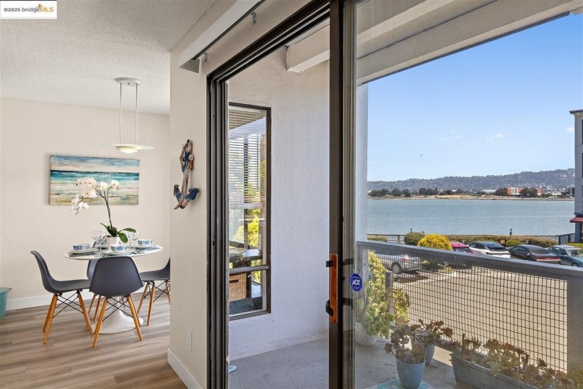 Stunning Bay View Condo at Watergate! Live like you're on - Beach Condo for sale in Emeryville, California on Beachhouse.com