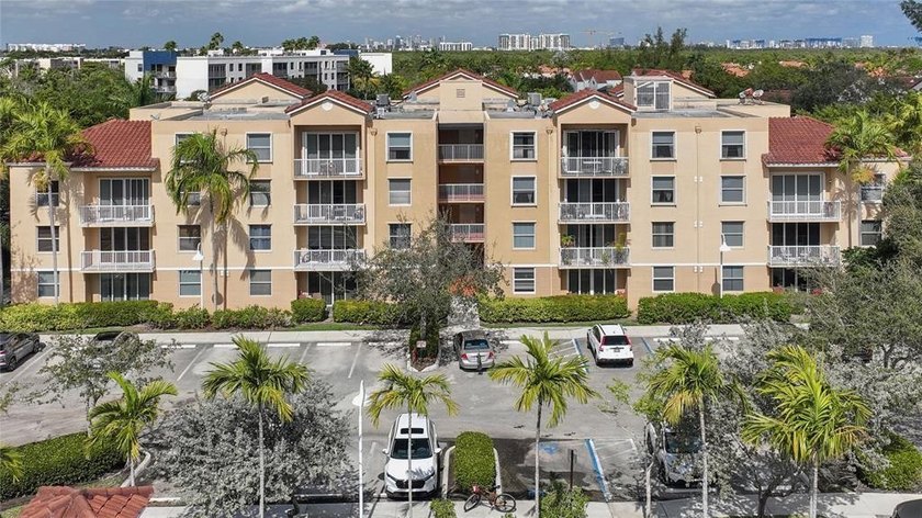 WONDERFUL 2/2 CORNER CONDO LOCATED ON THE FIRST FLOOR WITH NO - Beach Condo for sale in Dania, Florida on Beachhouse.com