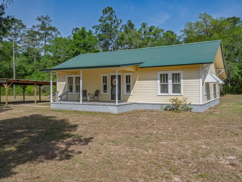 Come enjoy country cottage living at 16998 Blountstown Hwy. An - Beach Home for sale in Tallahassee, Florida on Beachhouse.com