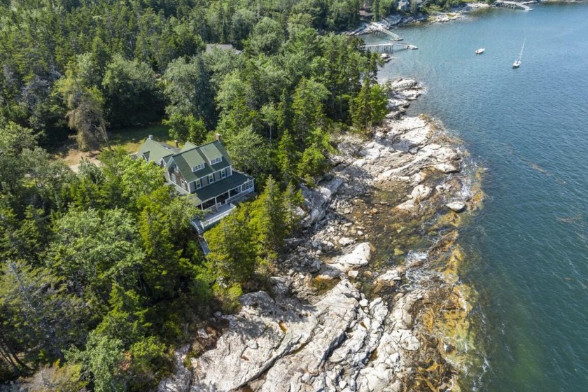 This classic 4+ bedroom, 5.5 bath year-round New England style - Beach Home for sale in Southport, Maine on Beachhouse.com