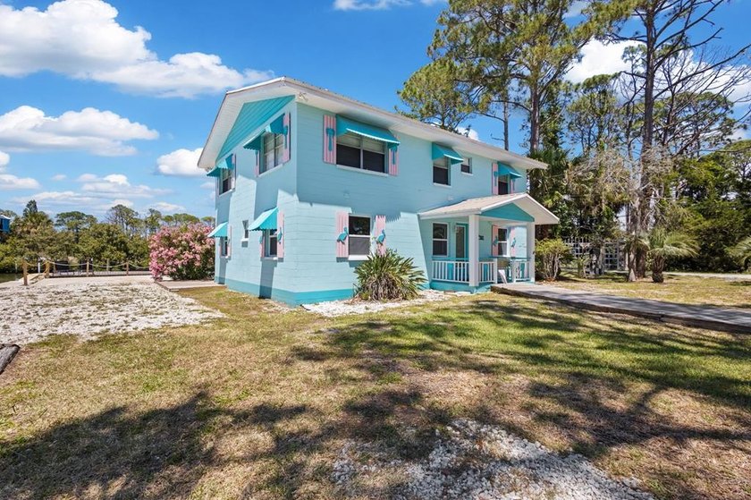 Welcome to your slice of island paradise in Cedar Key! This - Beach Home for sale in Cedar Key, Florida on Beachhouse.com