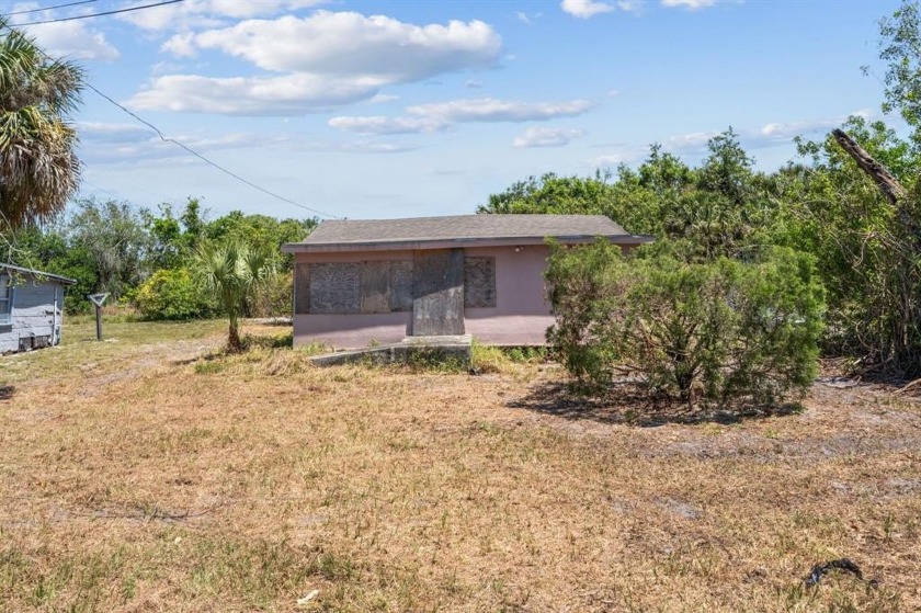 Great investment opportunity in Vero Beach! This property sits - Beach Home for sale in Vero Beach, Florida on Beachhouse.com