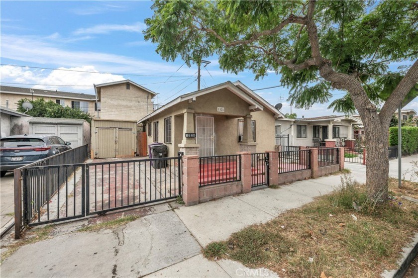 Calling All Investors !!!! This 1923 home is situated on a - Beach Home for sale in Long Beach, California on Beachhouse.com