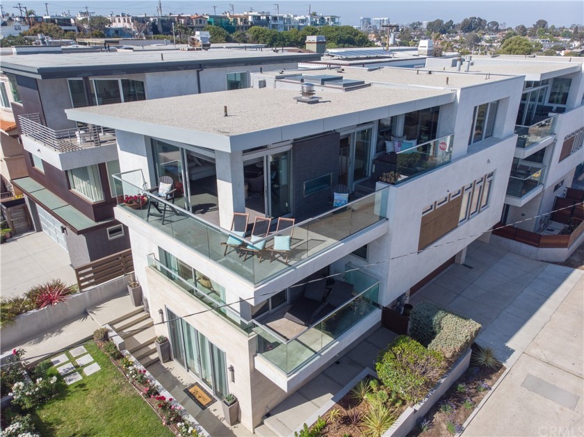 Stunningly beautiful 3 story modern townhome with white water - Beach Townhome/Townhouse for sale in Manhattan Beach, California on Beachhouse.com