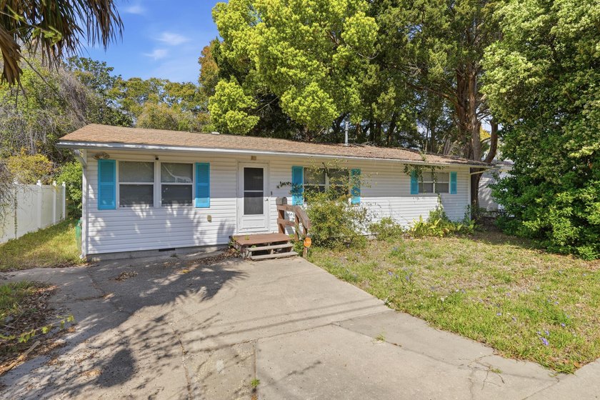 CALLING INVESTORS - this 2-bedroom, 2-bath fixer-upper offers an - Beach Home for sale in Fort Walton Beach, Florida on Beachhouse.com