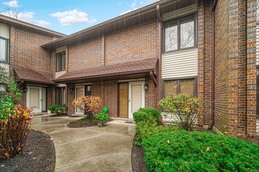 Meticulously maintained 2-bedroom PLUS loft townhome located in - Beach Townhome/Townhouse for sale in Highland Park, Illinois on Beachhouse.com