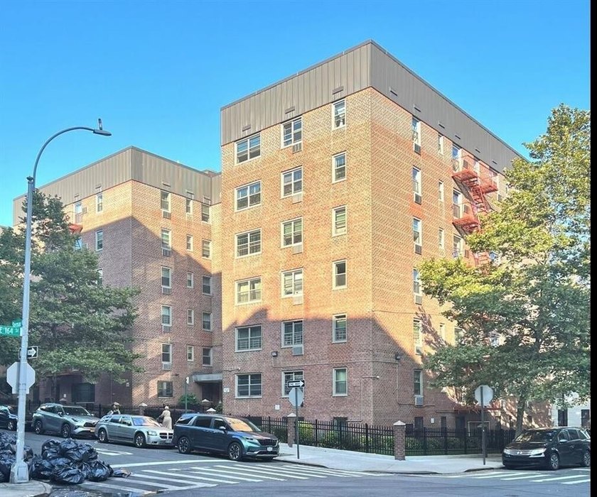 Beautiful 2 bedrooms Coop in the heart of the Bronx located next - Beach Other for sale in Bronx, New York on Beachhouse.com