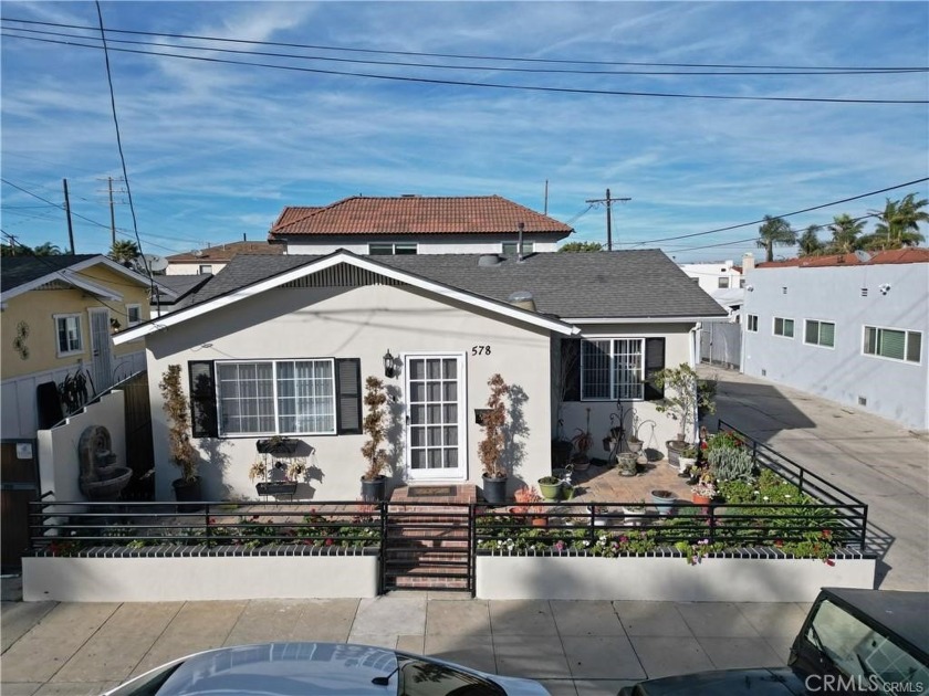 This charming smooth-coat stucco cottage features a spacious - Beach Home for sale in San Pedro, California on Beachhouse.com