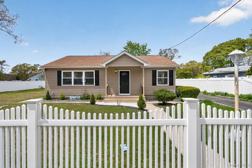 Welcome to this beautifully renovated 3bed/1bath Ranch set on a - Beach Home for sale in East Patchogue, New York on Beachhouse.com