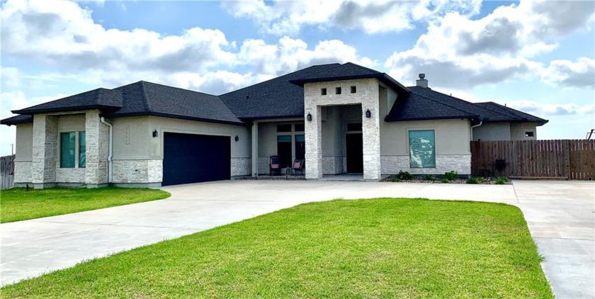 BETTER THAN NEW!  This stunning home features a grand entry - Beach Home for sale in Corpus Christi, Texas on Beachhouse.com