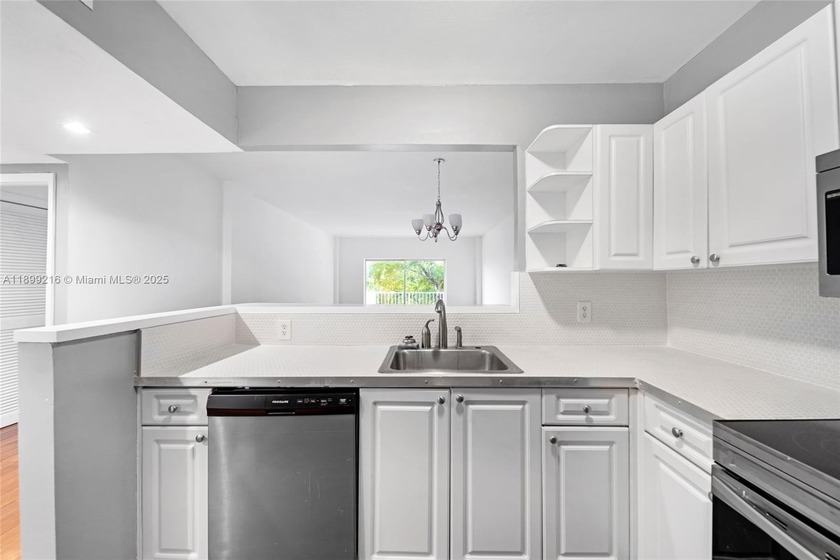 Bright and spacious 1 bed / 1 bath condo offering 827 SF in the - Beach Condo for sale in North Bay Village, Florida on Beachhouse.com