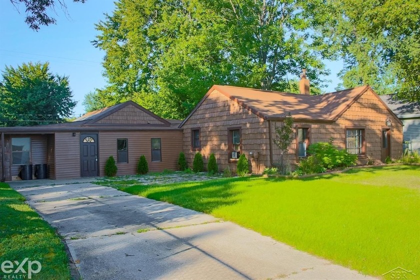 This charming 3-bedroom, 2-bath ranch sits on a perfectly sized - Beach Home for sale in Bay City, Michigan on Beachhouse.com