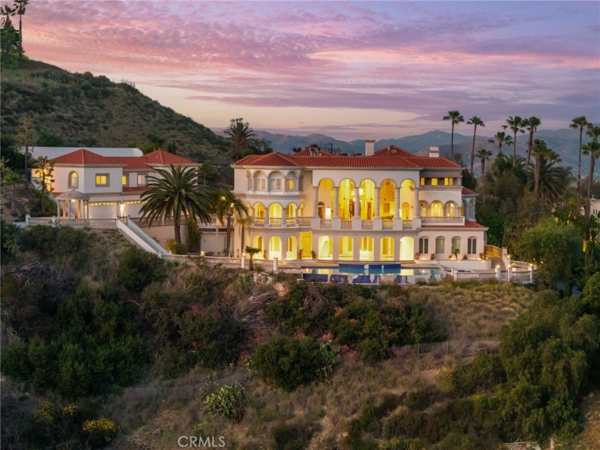 North Tustin's Crown Jewel - A Private Hilltop Estate with - Beach Home for sale in North Tustin, California on Beachhouse.com