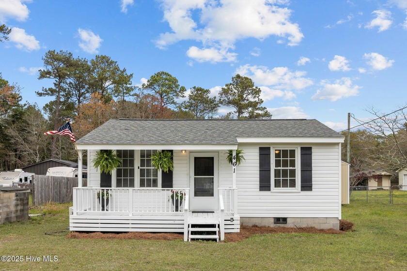 Welcome home to this charming coastal bungalow, which is perfect - Beach Home for sale in Holly Ridge, North Carolina on Beachhouse.com