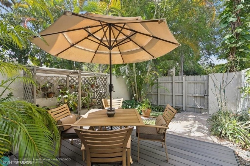 Stunning townhome in gated Pines West community. Open fresh & - Beach Condo for sale in Oakland Park, Florida on Beachhouse.com