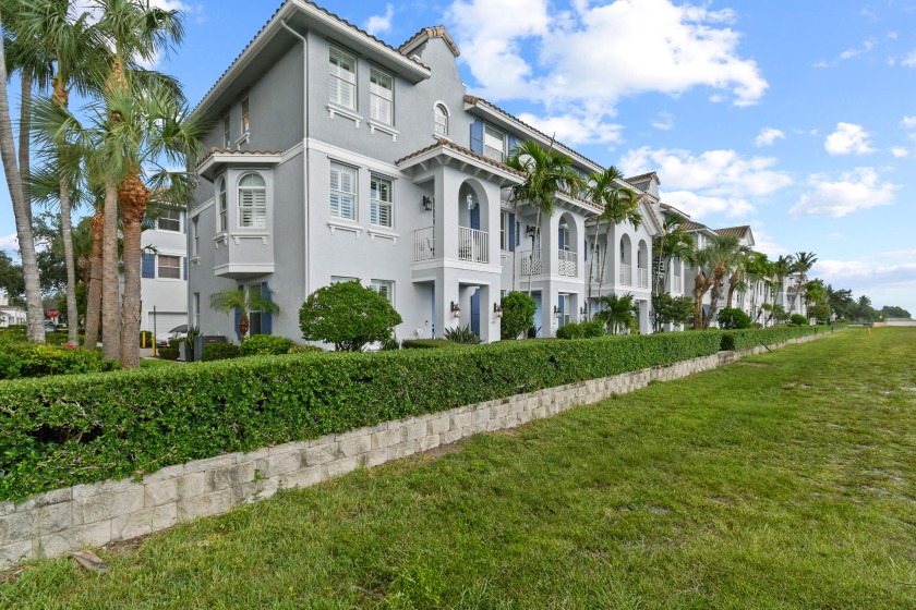 Beautiful corner end townhouse features 3 bedroom and 2 full - Beach Townhome/Townhouse for sale in Boynton Beach, Florida on Beachhouse.com