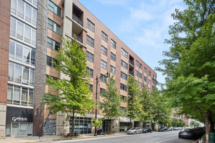 Welcome home to this completely renovated top floor penthouse - Beach Home for sale in Chicago, Illinois on Beachhouse.com