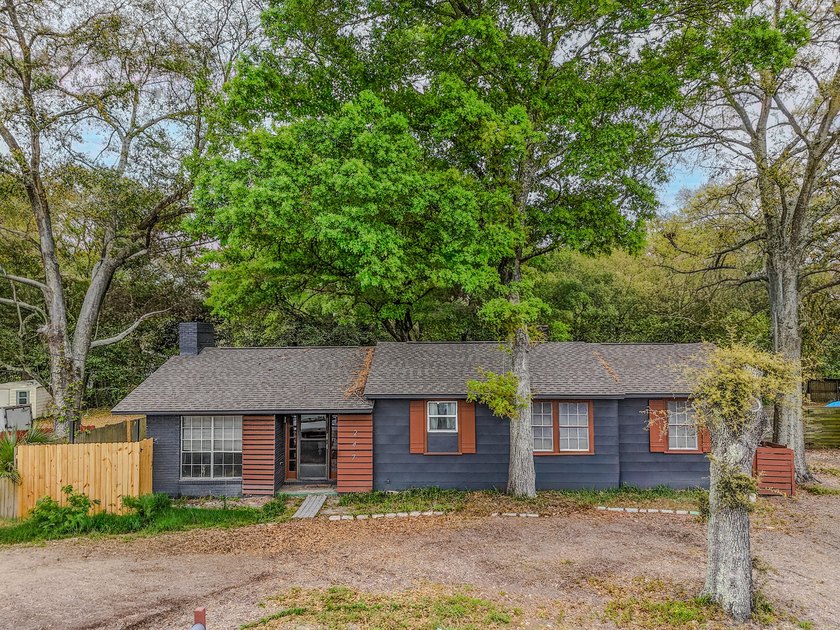 Welcome to 247 Highway Ave NE in the heart of Fort Walton - Beach Home for sale in Fort Walton Beach, Florida on Beachhouse.com